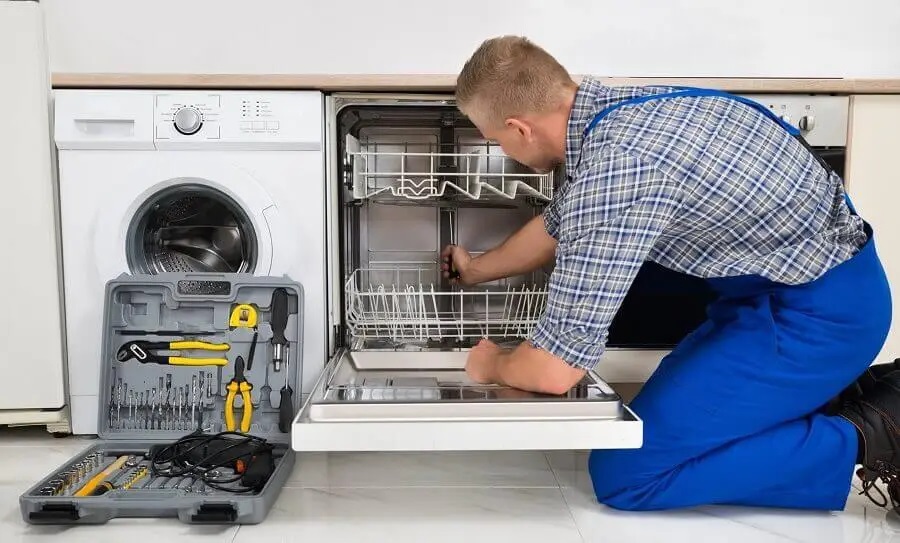 Söğütlü Daylux servisi teknisyen ekibi beyaz eşya tamiri yaparken
